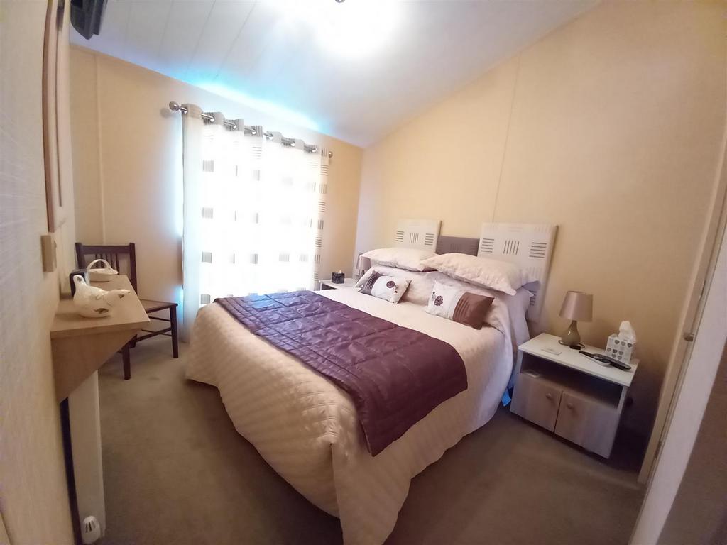 Bed 3 curt closed 20221122 093210.jpg