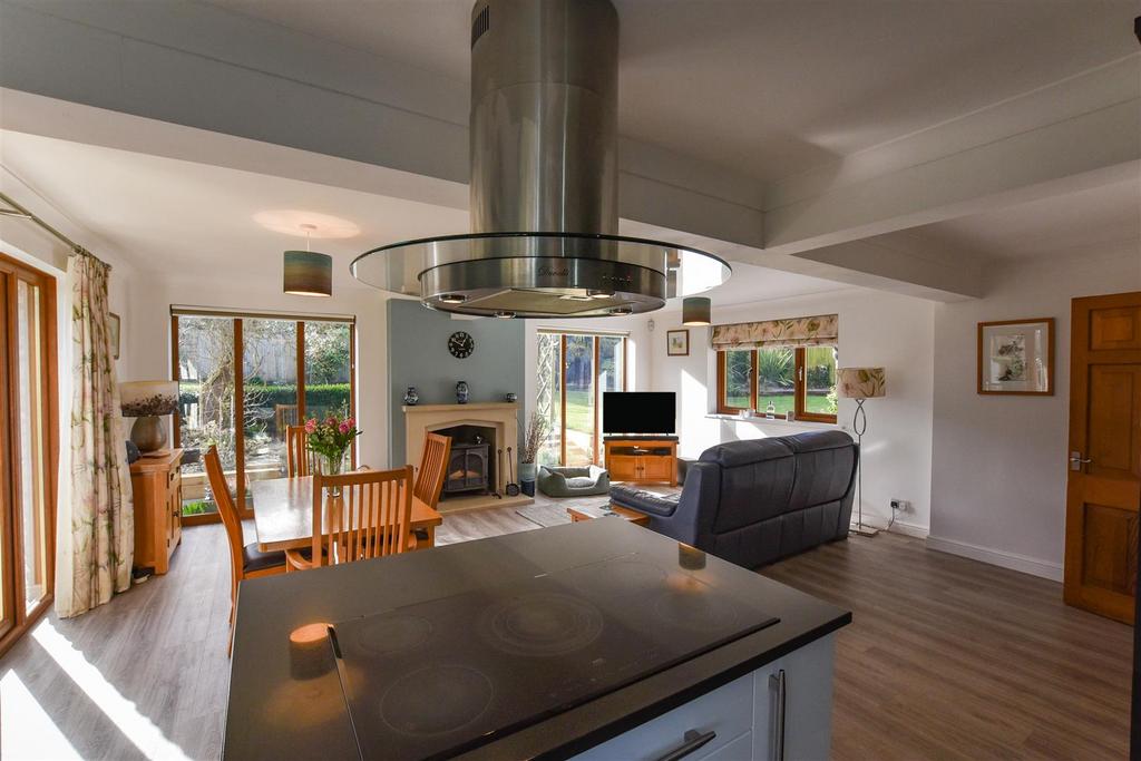Kitchen Family Room iv.JPG