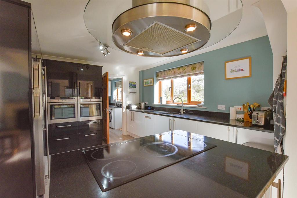 Kitchen Area i.JPG
