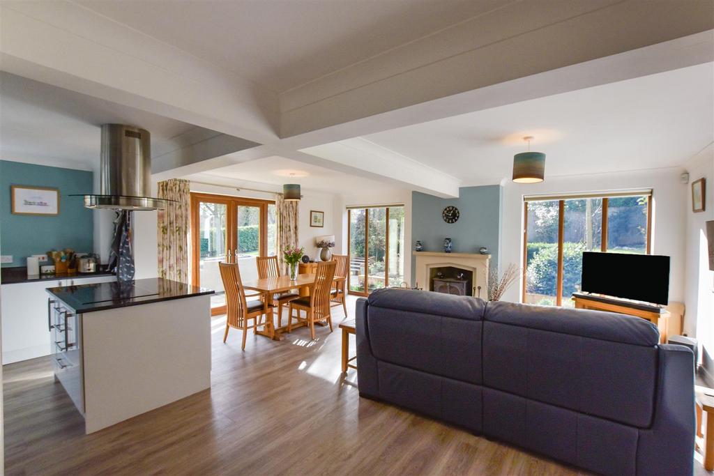Kitchen Family Room i.JPG