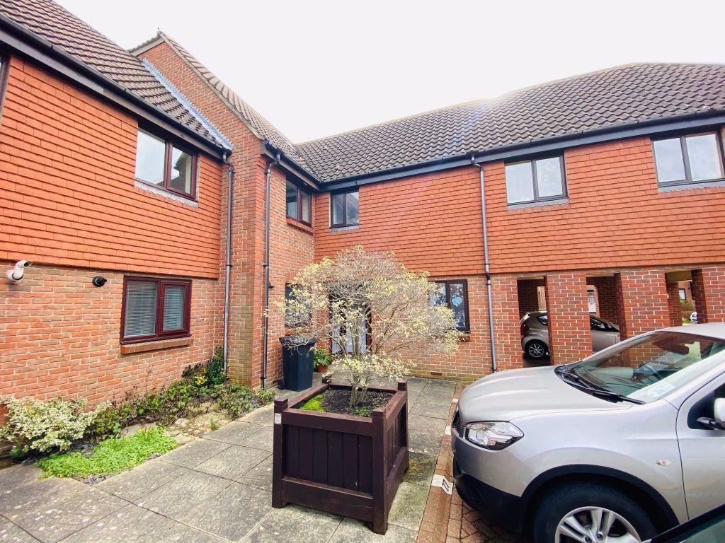 Walk, Chichester 4 bed house £1,650 pcm (£381 pw)