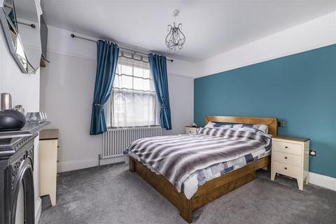 94 Hook Road, Epsom, KT19 8TR