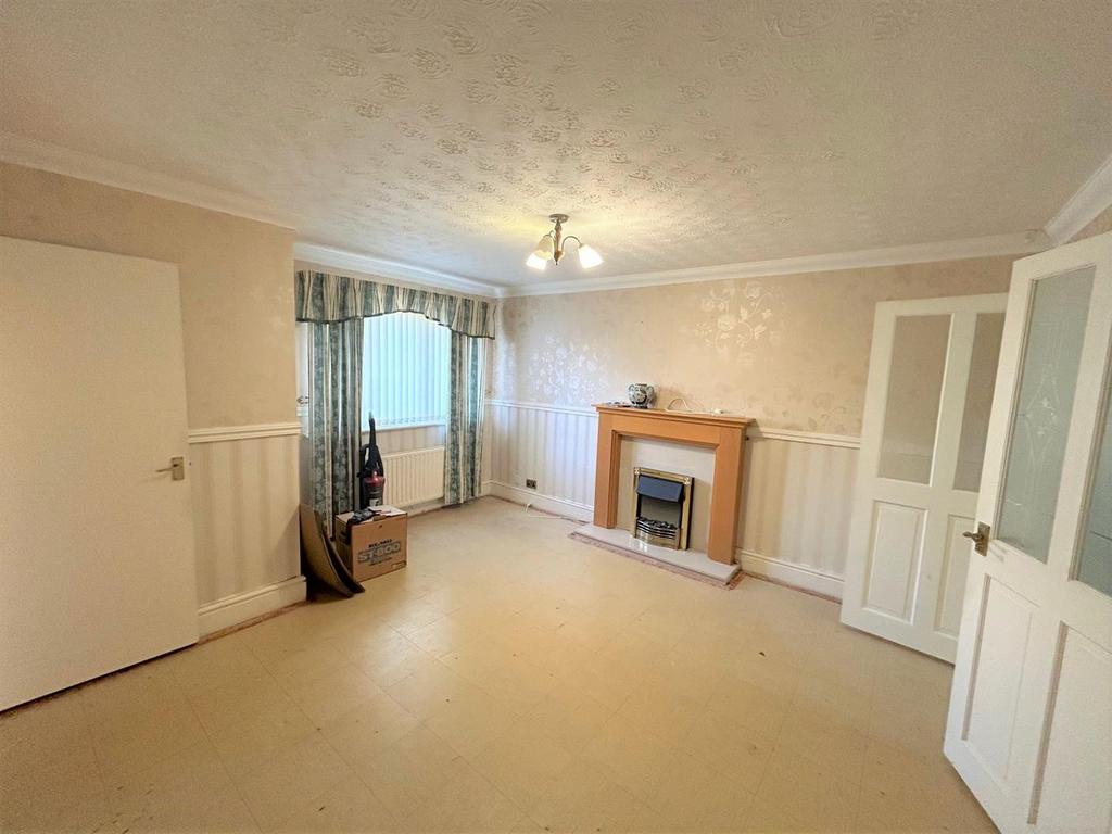 Way, Leigh 3 bed detached house £189,995