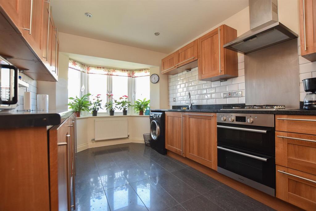 Amherst Road, Hastings 4 bed detached house £400,000