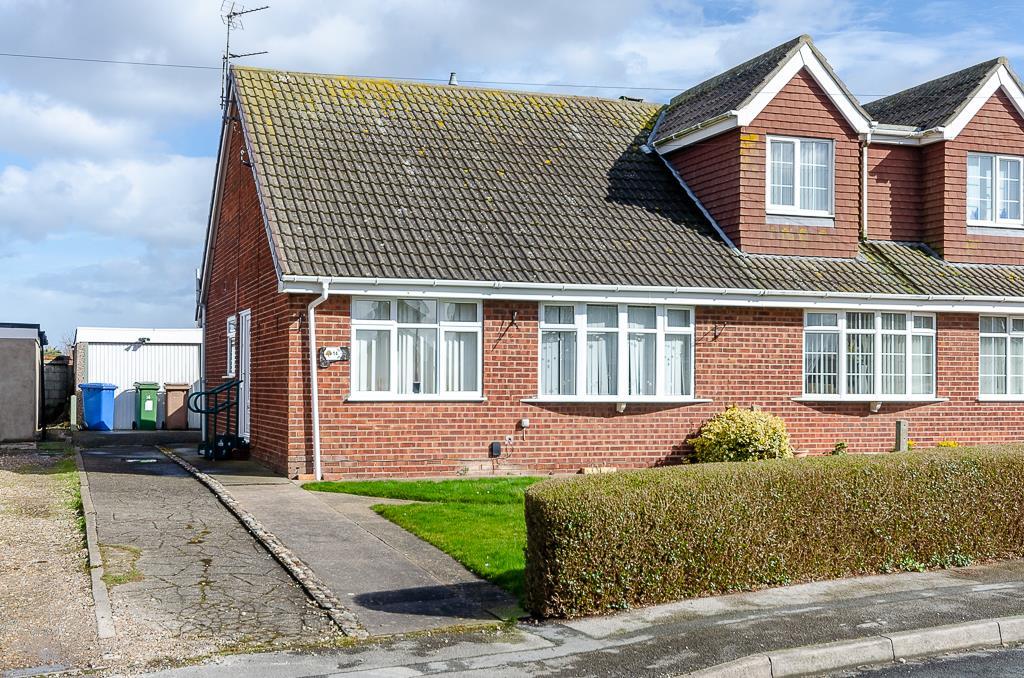 Oak Avenue, Withernsea 2 bed semidetached bungalow £160,000