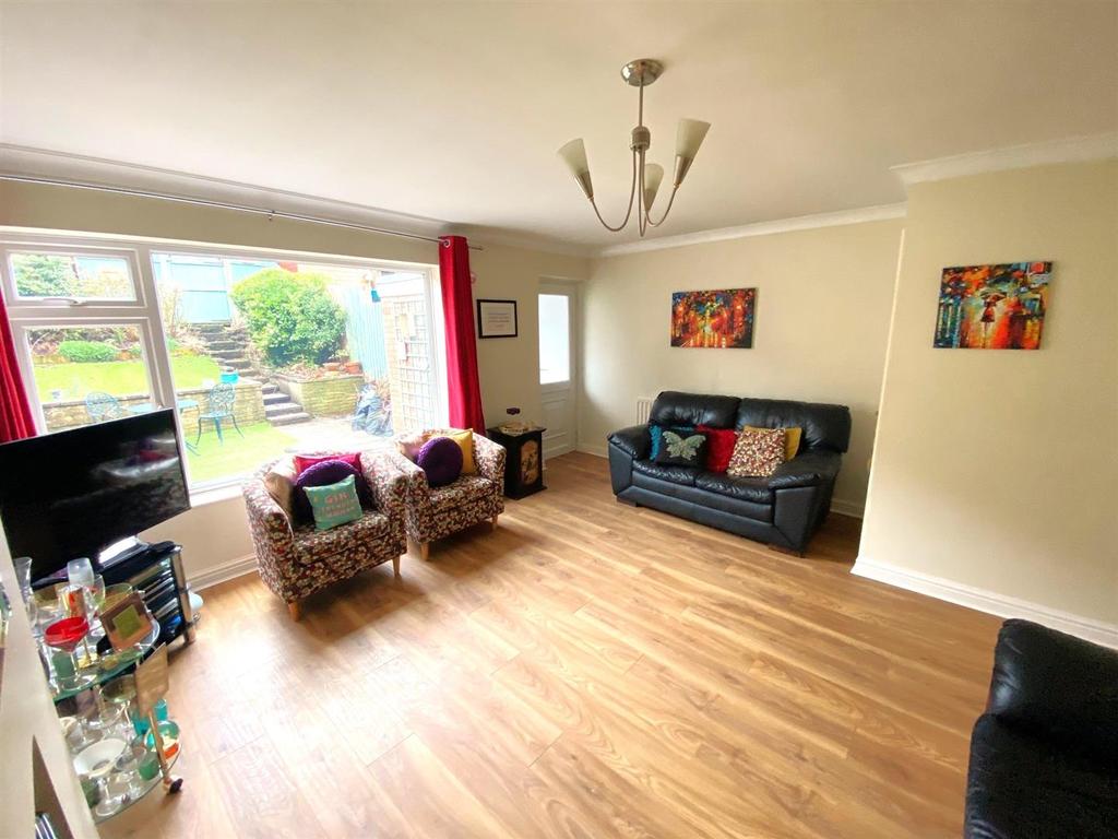 Ascot Gardens, Wordsley 3 bed house £875 pcm (£202 pw)
