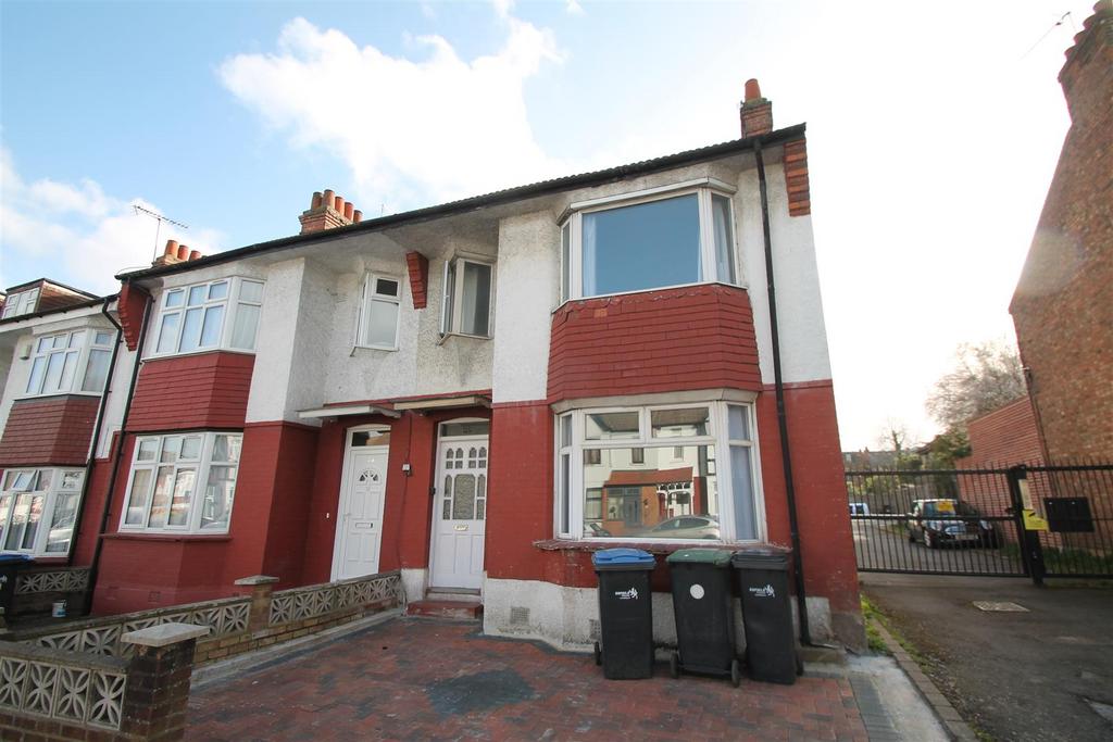 Hedge Lane, Palmers Green, N13 4 bed end of terrace house £2,600 pcm
