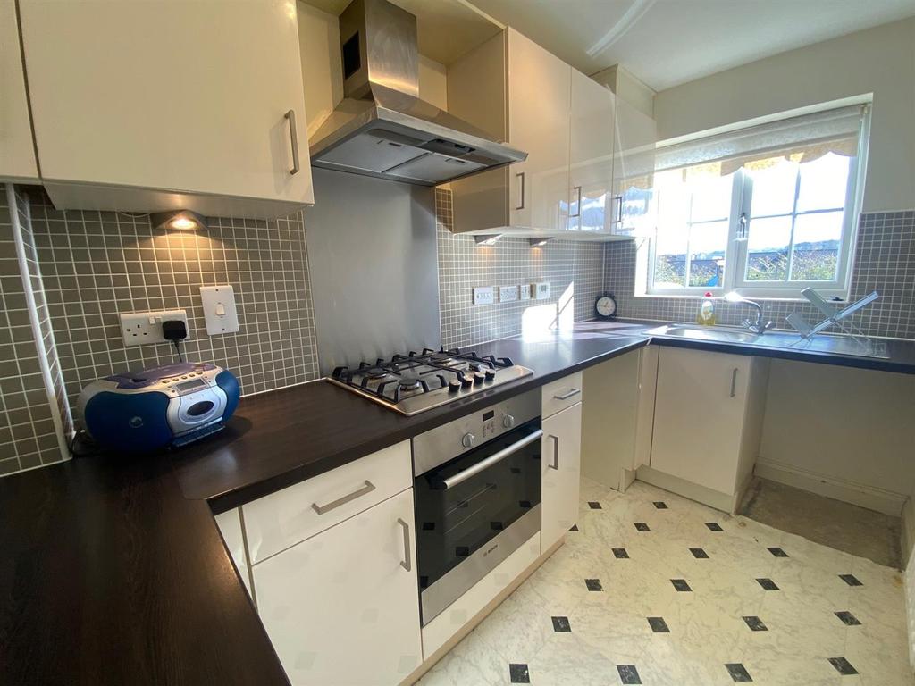 Macaulay Road, Birkby, Huddersfield 2 bed house £700 pcm (£162 pw)
