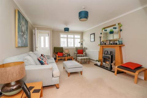 136 Beech Road, Horsham, RH12 4TX
