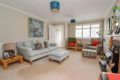 136 Beech Road, Horsham, RH12 4TX