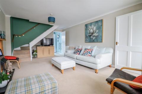 136 Beech Road, Horsham, RH12 4TX
