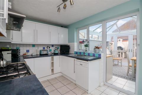 136 Beech Road, Horsham, RH12 4TX