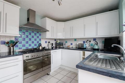 136 Beech Road, Horsham, RH12 4TX
