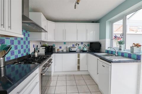 136 Beech Road, Horsham, RH12 4TX