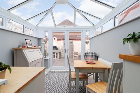 136 Beech Road, Horsham, RH12 4TX