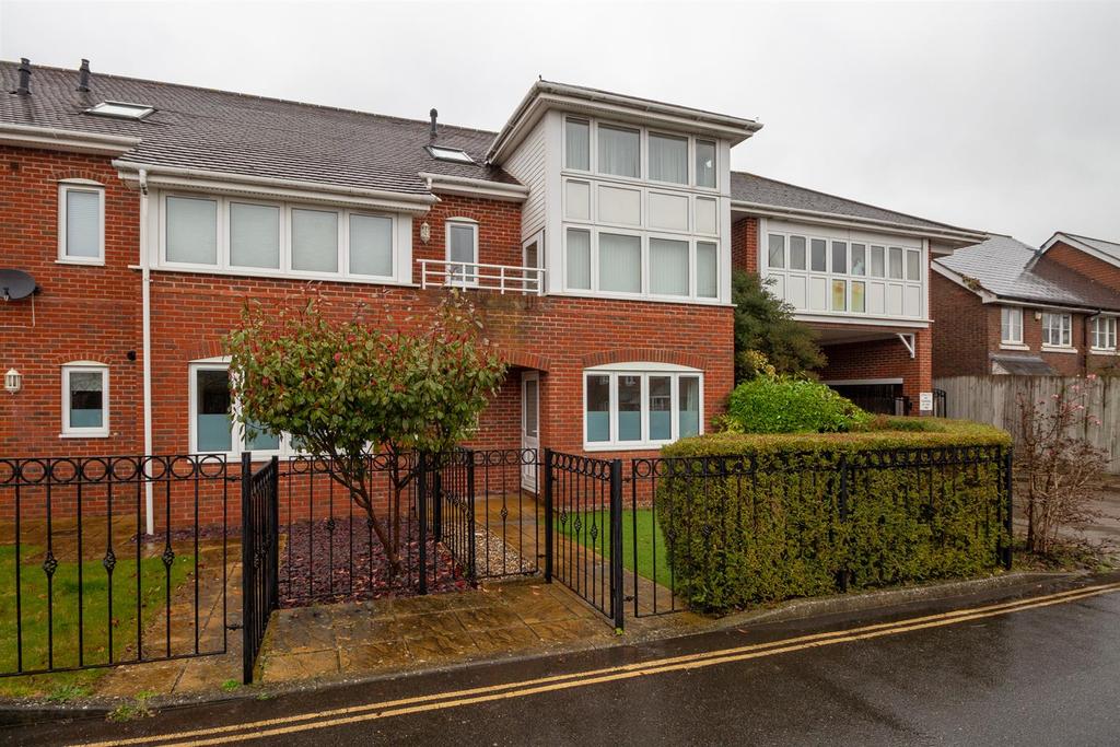 Gordon Road, Haywards Heath 2 bed flat £1,200 pcm (£277 pw)