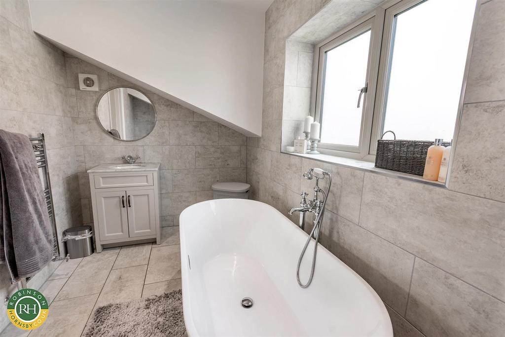 Ensuite to master.jpg