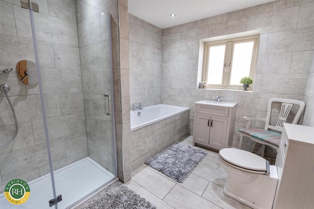 Main bathroom.jpg