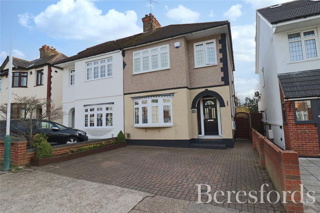 Glebe Way, Hornchurch, RM11 3 bed semidetached house £525,000