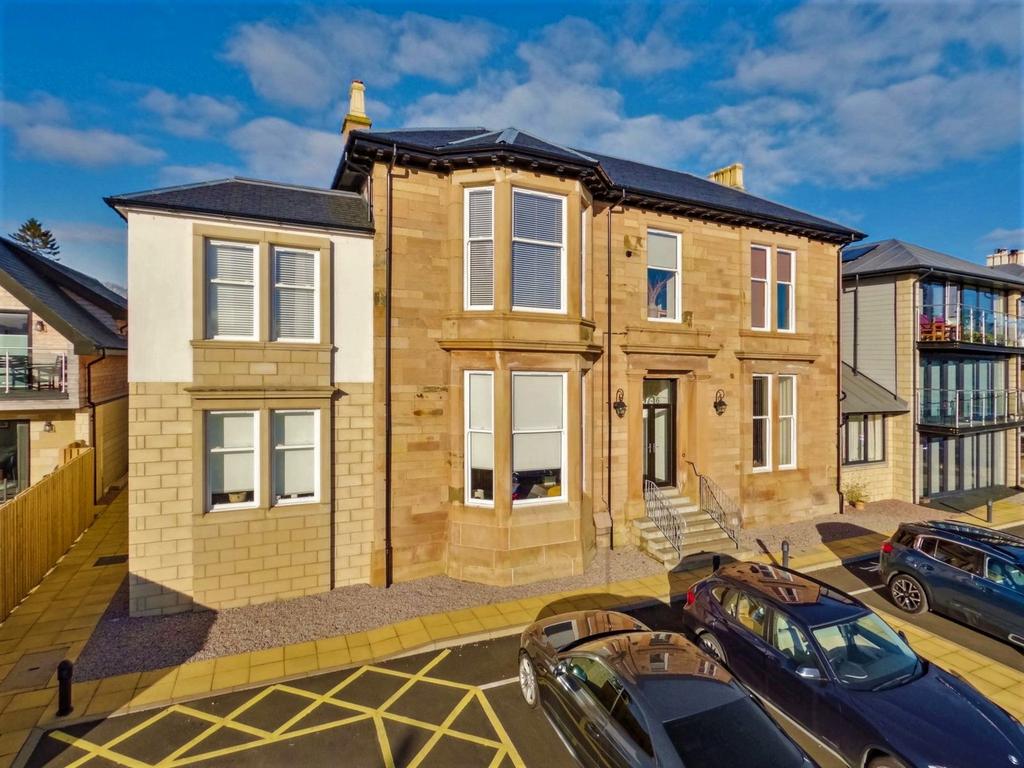 Colquhoun Street, Helensburgh, Argyll and Bute, G84 9JR 3 bed apartment