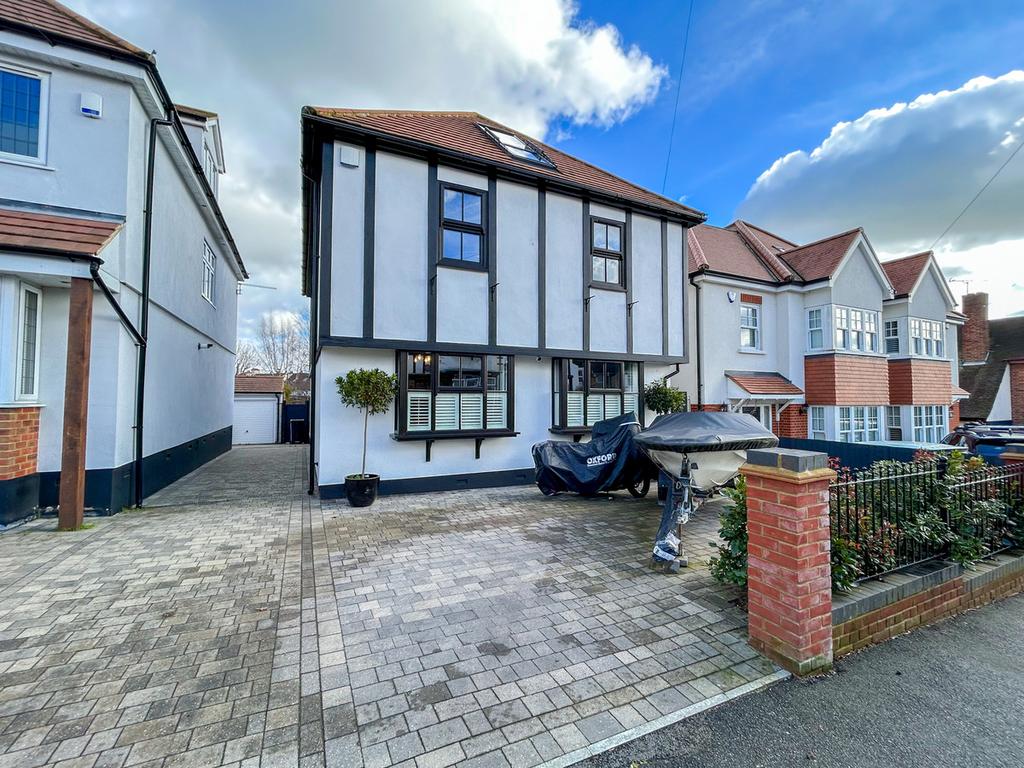 Somerville Gardens, Leighonsea, SS9 5 bed detached house £900,000