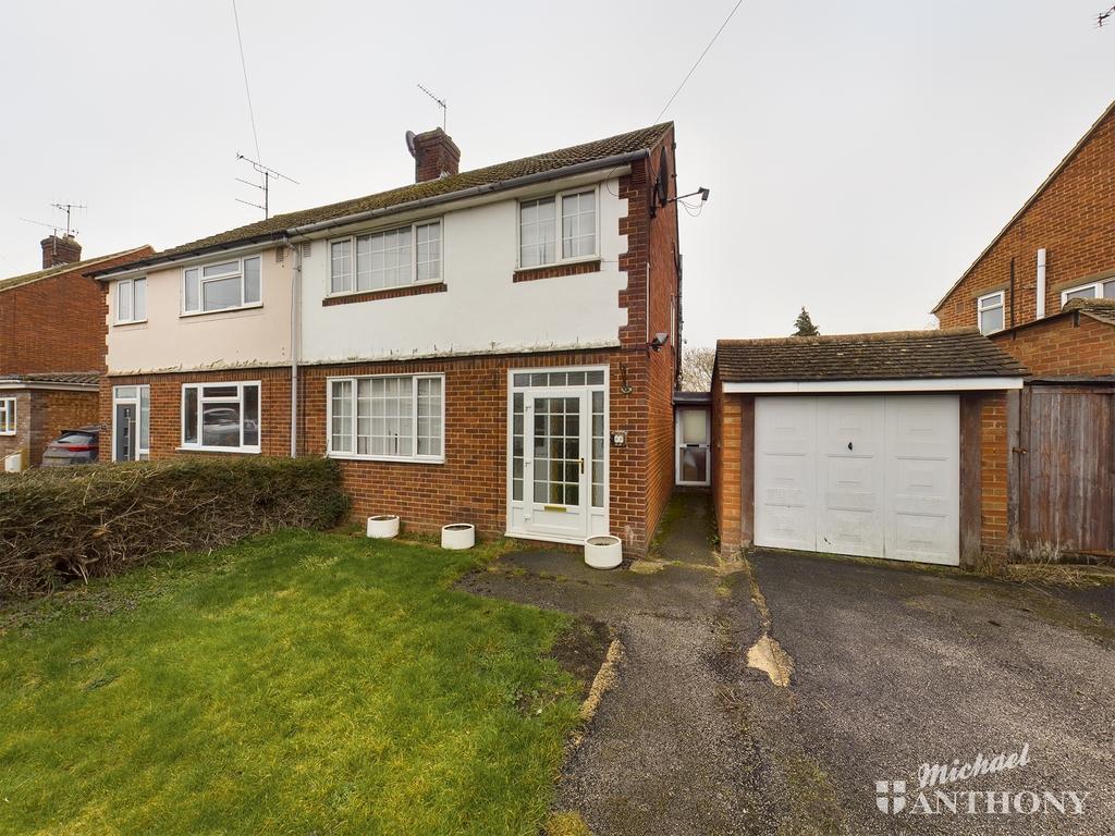 Cromwell Avenue, Aylesbury 3 bed semidetached house £360,000