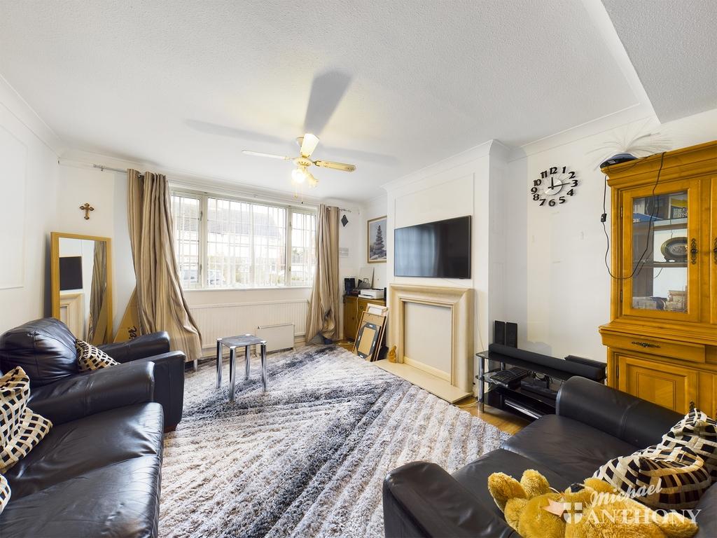 Cromwell Avenue, Aylesbury 3 bed semidetached house £360,000