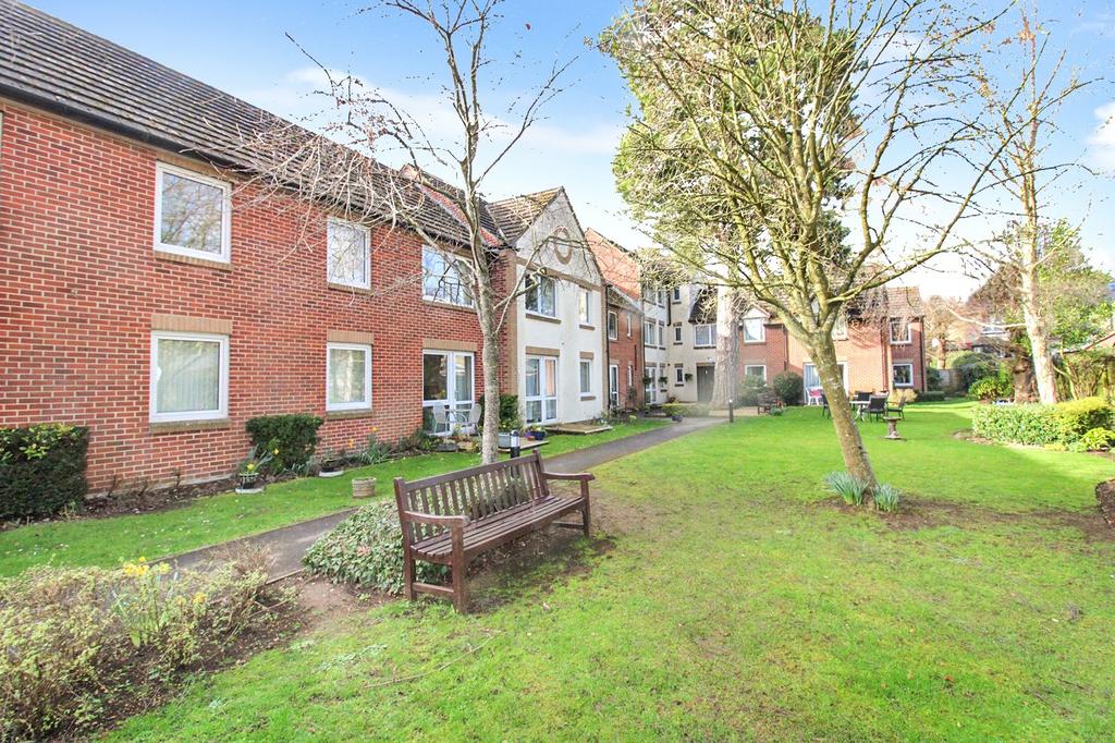 Grovelands Avenue, Old Town, Swindon, Wiltshire, SN1 2 bed apartment for sale £110,000