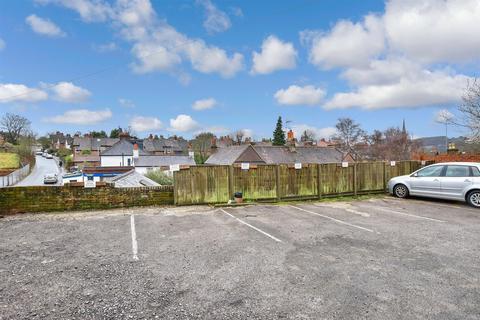 Flat 4a, 16 Cotmandene, Dorking, RH4 2BT