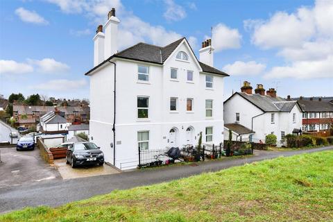 Flat 4a, 16 Cotmandene, Dorking, RH4 2BT