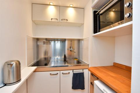 Flat 4a, 16 Cotmandene, Dorking, RH4 2BT