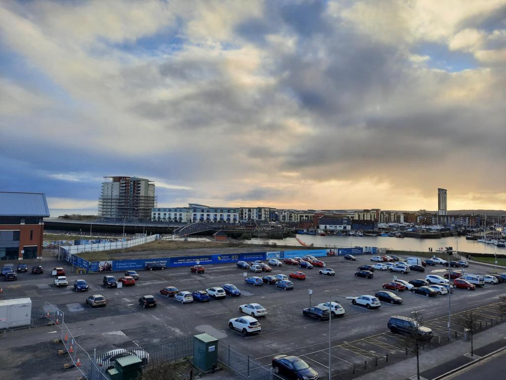 South Quay, Kings Road, Swansea, SA1 8AJ 2 bed flat £950 pcm (£219 pw)