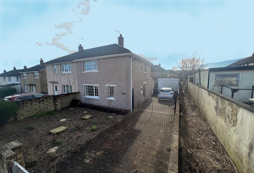 Northfield Crescent, Cottingley... 2 bed semidetached house £150,000