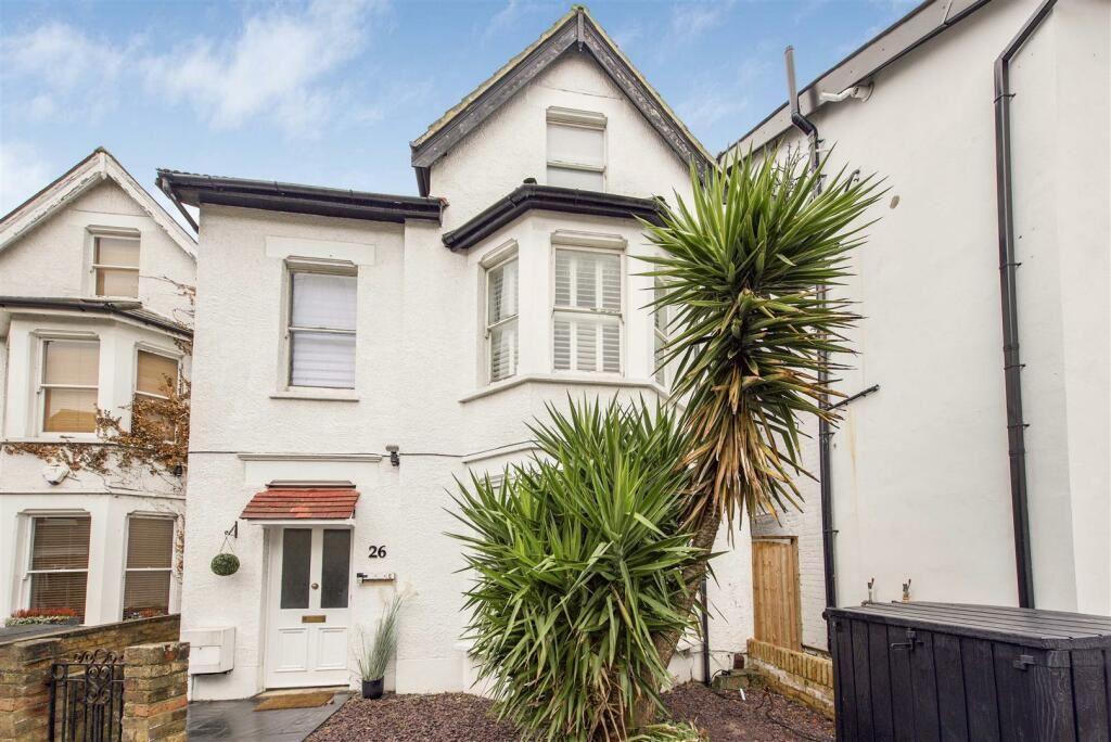 26 Larkfield Road, Richmond, London... 1 bed flat £350,000