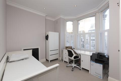 2 bedroom apartment to rent, Shelgate Road, SW11