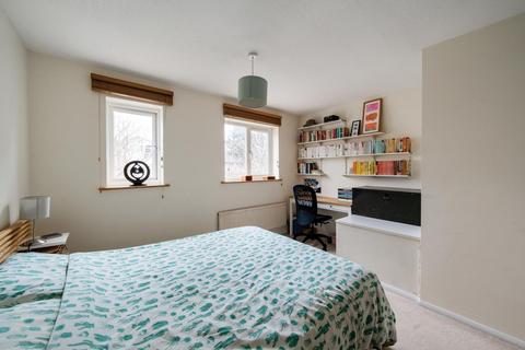 25 Caroline Close, London, SW16 2XU