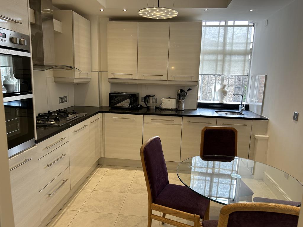 Fully fitted kitchen