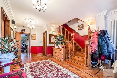 4 bedroom end of terrace house for sale, Bourne Hill, N13