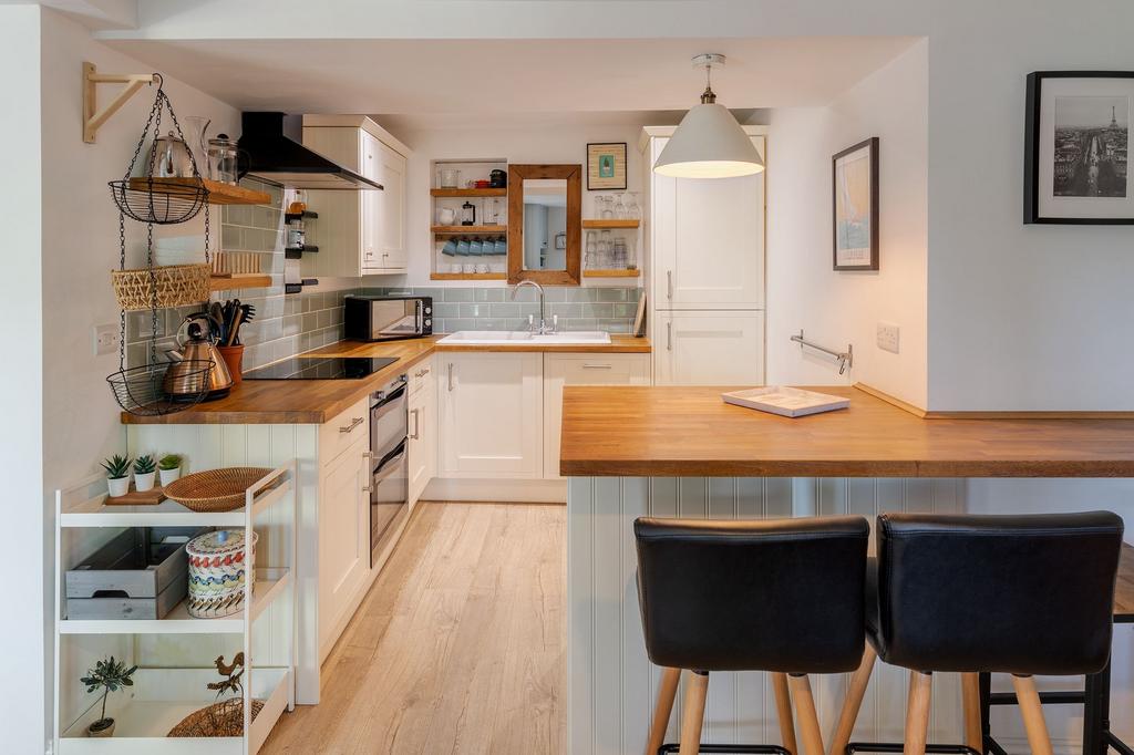 KItchen College View KIngswear