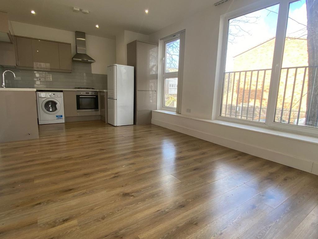Apex House, Burch Road, Northfleet... 1 bed apartment £900 pcm (£208 pw)