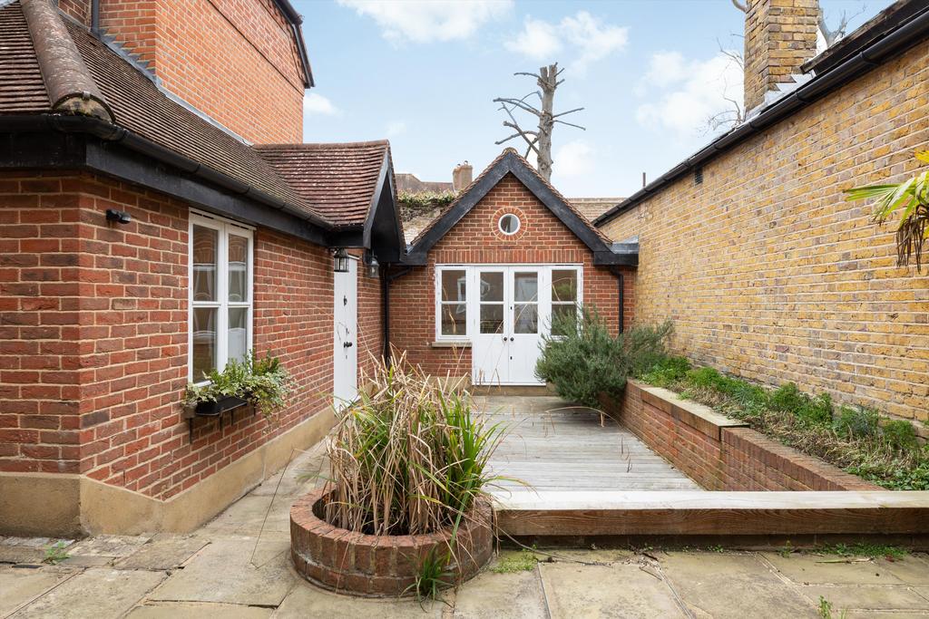 Crooked Billet, Wimbledon, London, SW19 3 bed terraced house £4,500 pcm (£1,038 pw)