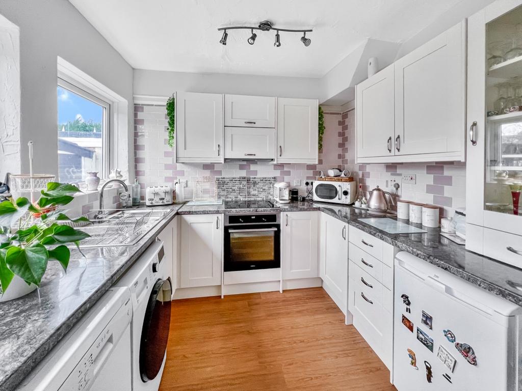 Golf Links Avenue, Gravesend, Kent, DA11 3 bed semidetached house £
