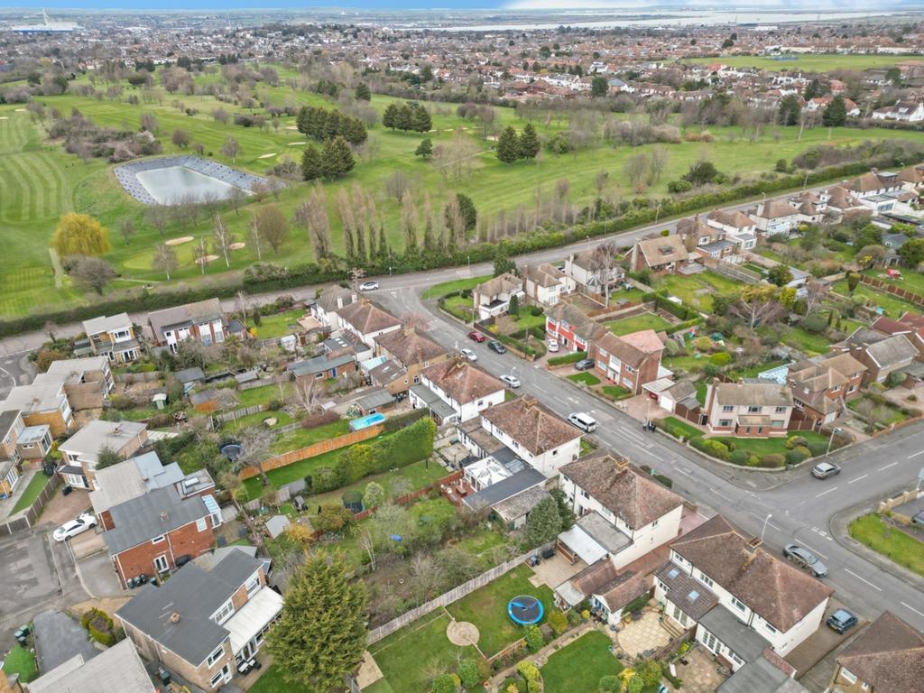 Golf Links Avenue, Gravesend, Kent, DA11 3 bed semidetached house £