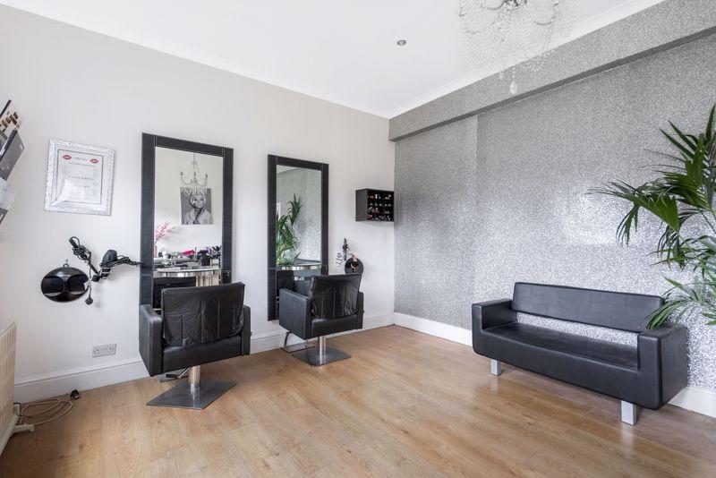 Outbuilding/salon