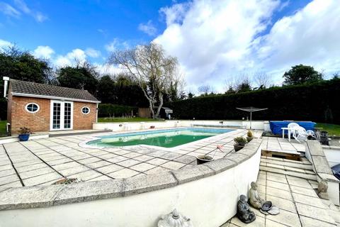 4 bedroom detached bungalow for sale - Hamlet Hill, Roydon