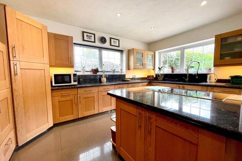 4 bedroom detached bungalow for sale - Hamlet Hill, Roydon