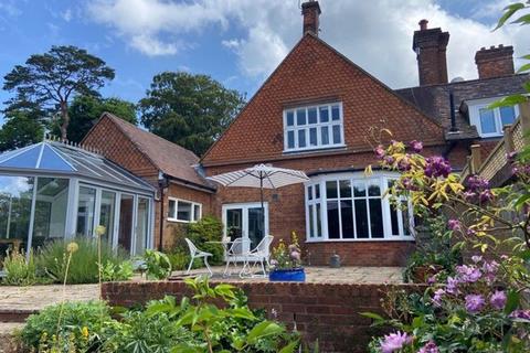 4, Burrows Cross House Burrows Cross, Shere, Guildford, GU5 9QF