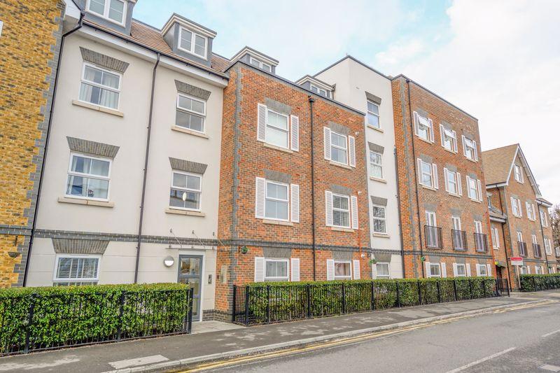 Bridge Street, WaltonOnThames 2 bed apartment £1,650 pcm (£381 pw)