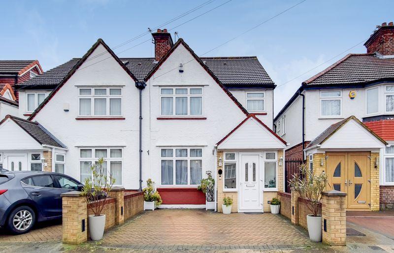 Meadow Waye Hounslow Tw5 4 Bed Semi Detached House £750 000