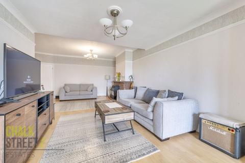 16 Central Drive, Hornchurch, RM12 6AP